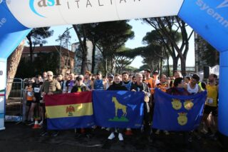 alla partenza con Pamich ed i simboli della comunità giuliano dalmate