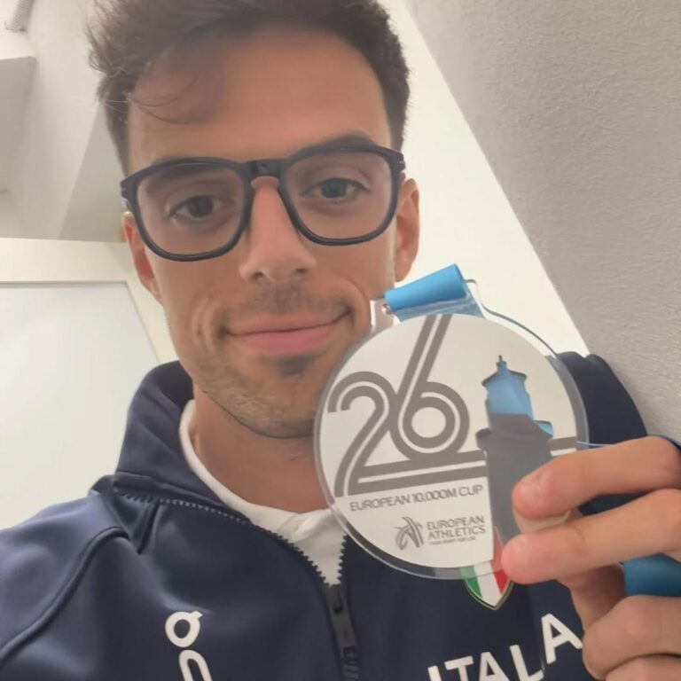 Pasquale Selvarolo mostra la medaglia d'argento