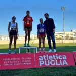 Molfetta_regionali_u16_u18_13_settembre_podio_triplo_cadette_con Presidente Fidal Puglia Eusebio Haliti, Foto Atletica Puglia, Nexflus
