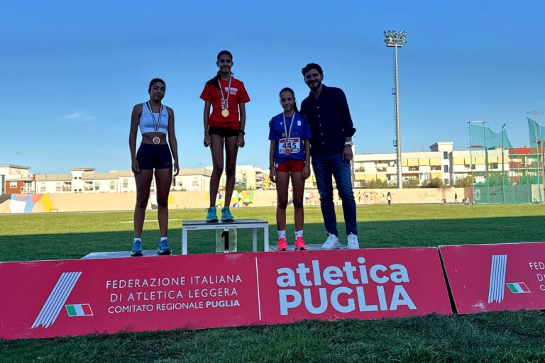 Molfetta_regionali_u16_u18_13_settembre_podio_triplo_cadette_con Presidente Fidal Puglia Eusebio Haliti, Foto Atletica Puglia, Nexflus