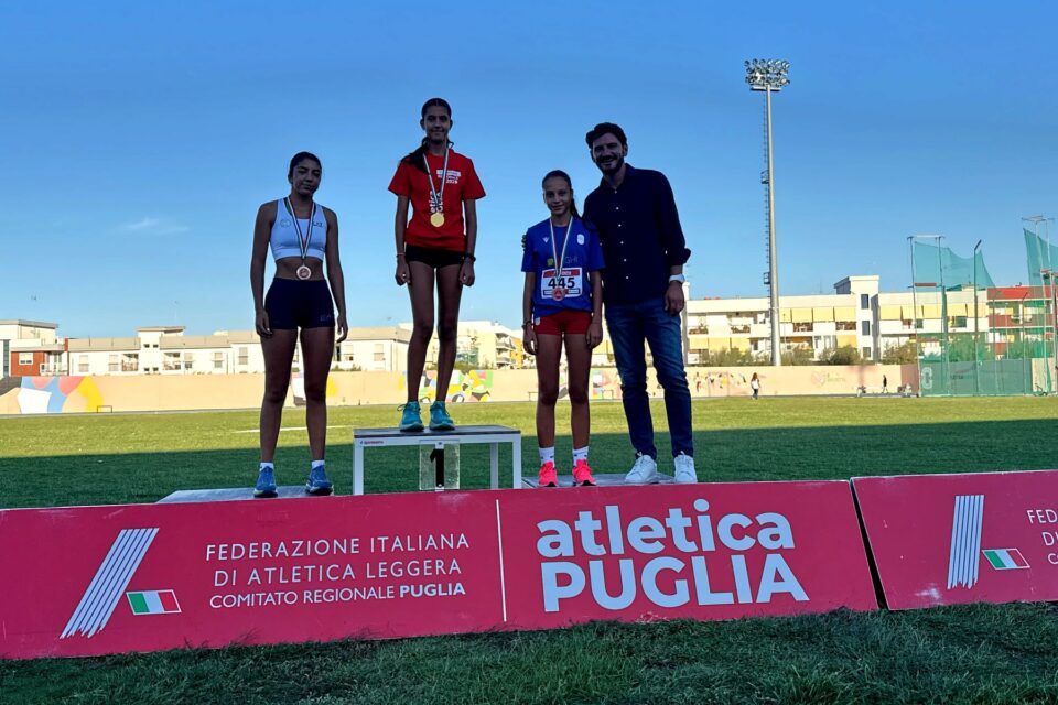 Molfetta_regionali_u16_u18_13_settembre_podio_triplo_cadette_con Presidente Fidal Puglia Eusebio Haliti, Foto Atletica Puglia, Nexflus