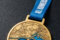 Il blu del golfo sulla medaglia della Coelmo Napoli City Half Marathon, un pezzo di Napoli da conquistare